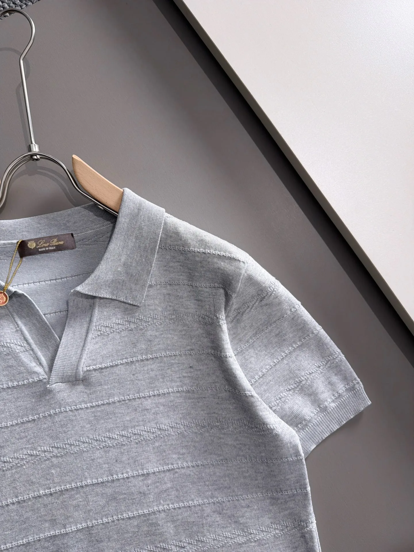 LP high quality Loro Piana 26ss New Arrival men's short-sleeved T-shirt. Made of combed cotton yarn knitted cotton fabric, no pressure when entering and exiting the counter. Exclusive control of raw materials. It feels substantial when weighed, and the upper body is more textured than ordinary T-shirts. This texture can handle the weather easily and is suitable for both hot and cold! Loose fit design, looks noble. The only correct version is available Size: M to 3XL